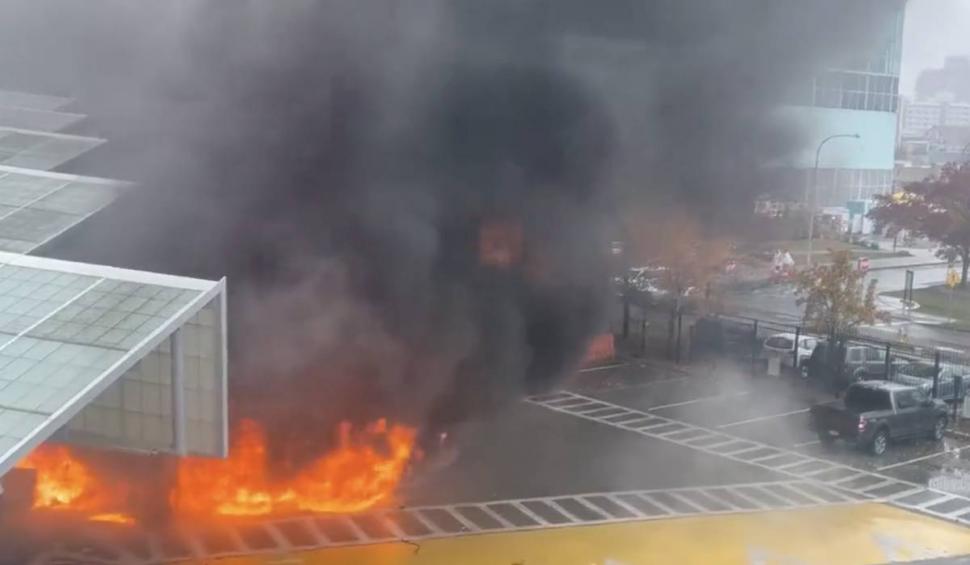 O mașină a explodat pe un pod care leagă SUA de Canada, la Cascada Niagara. Două persoane au murit. Autoritățile iau în calcul un atac terorist 870784