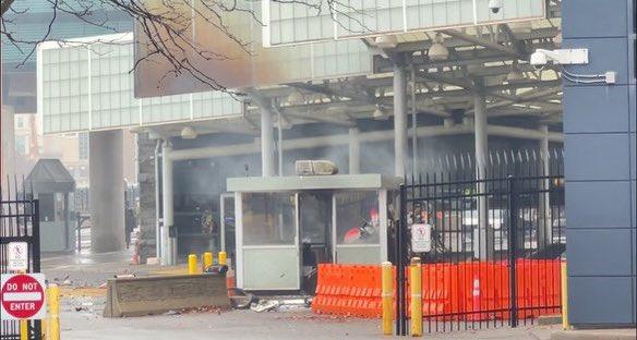 O mașină a explodat pe un pod care leagă SUA de Canada, la Cascada Niagara. Două persoane au murit. Autoritățile iau în calcul un atac terorist 870791