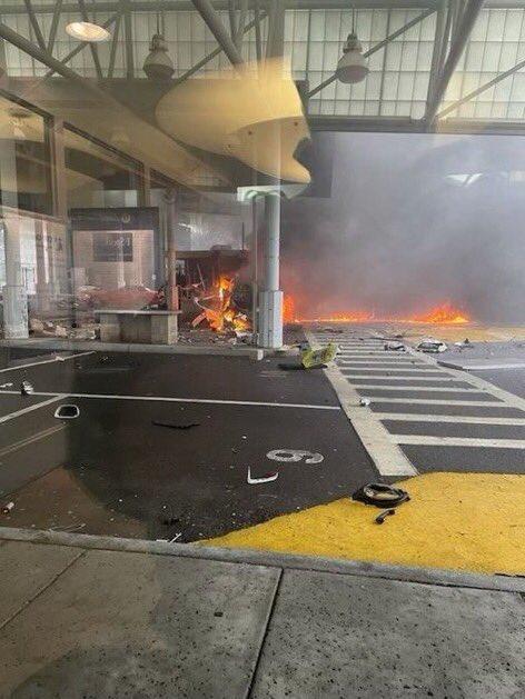 O mașină a explodat pe un pod care leagă SUA de Canada, la Cascada Niagara. Două persoane au murit. Autoritățile iau în calcul un atac terorist 870792