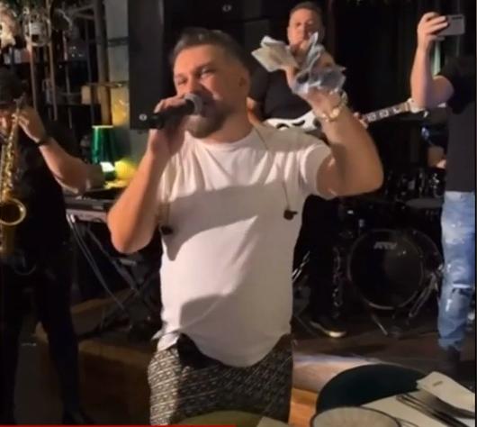 Imagini de senzaţie de la petrecerea tricolorilor după calificarea la EURO 2024. Dedicaţii pe manele cântate de Adi de la Vâlcea 870611