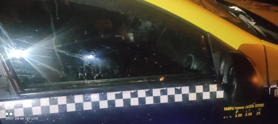 Cinci tineri, prinși de polițiști în timp ce aruncau cu ouă în mașinile de pe stradă, ca "să se distreze", în Târgu Jiu 870899