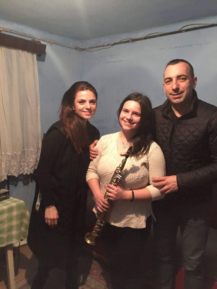 Povestea impresionantă a Mariei, singura femeie instrumentist de la Junii Sibiului. În paralel, tânăra este studentă la Medicină și lucrează și la mall 871000