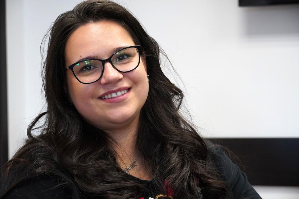 Povestea impresionantă a Mariei, singura femeie instrumentist de la Junii Sibiului. În paralel, tânăra este studentă la Medicină și lucrează și la mall 871001