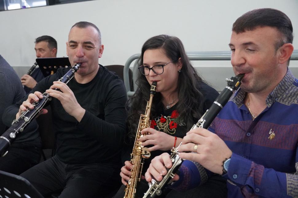 Povestea impresionantă a Mariei, singura femeie instrumentist de la Junii Sibiului. În paralel, tânăra este studentă la Medicină și lucrează și la mall 871002