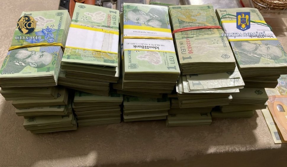 Teancuri de bancnote de 1 leu găsite la cămătari din București, în urma perchezițiilor DIICOT