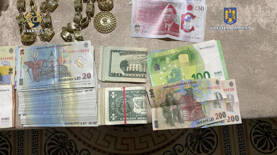 Teancuri de bancnote de 1 leu găsite la cămătari din București, în urma perchezițiilor DIICOT 870959
