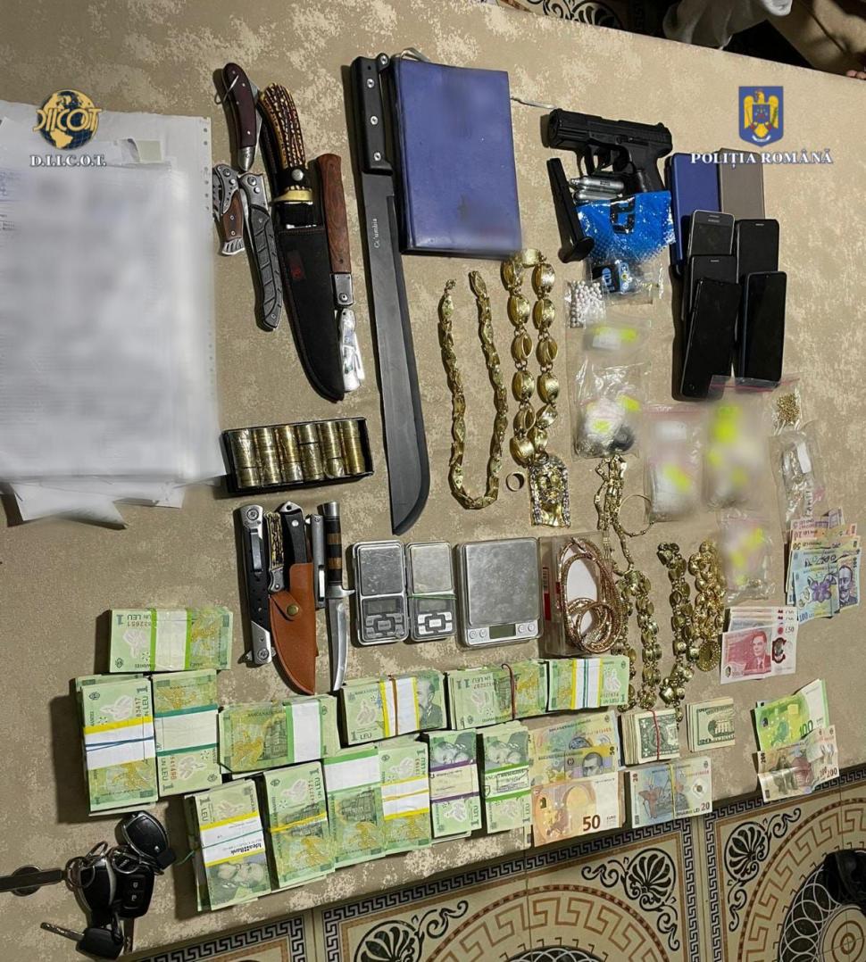 Teancuri de bancnote de 1 leu găsite la cămătari din București, în urma perchezițiilor DIICOT 870961