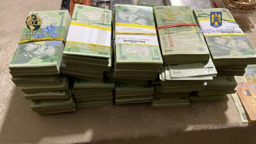 Teancuri de bancnote de 1 leu găsite la cămătari din București, în urma perchezițiilor DIICOT 870962