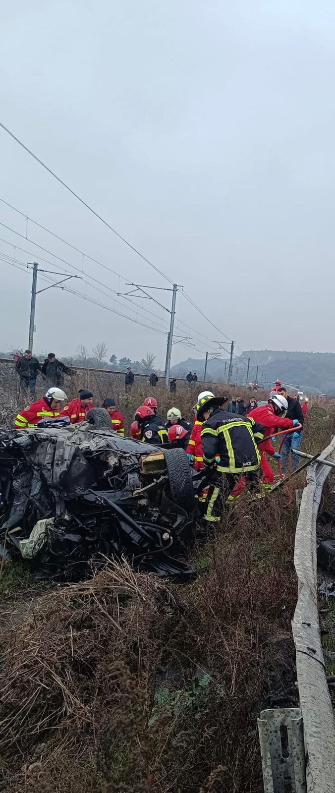 Accident grav pe DN7, în județul Arad. O tânără a murit şi o alta a fost grav rănită după ce un buldoexcavator a căzut de pe trailer direct pe mașina în care se aflau 871296