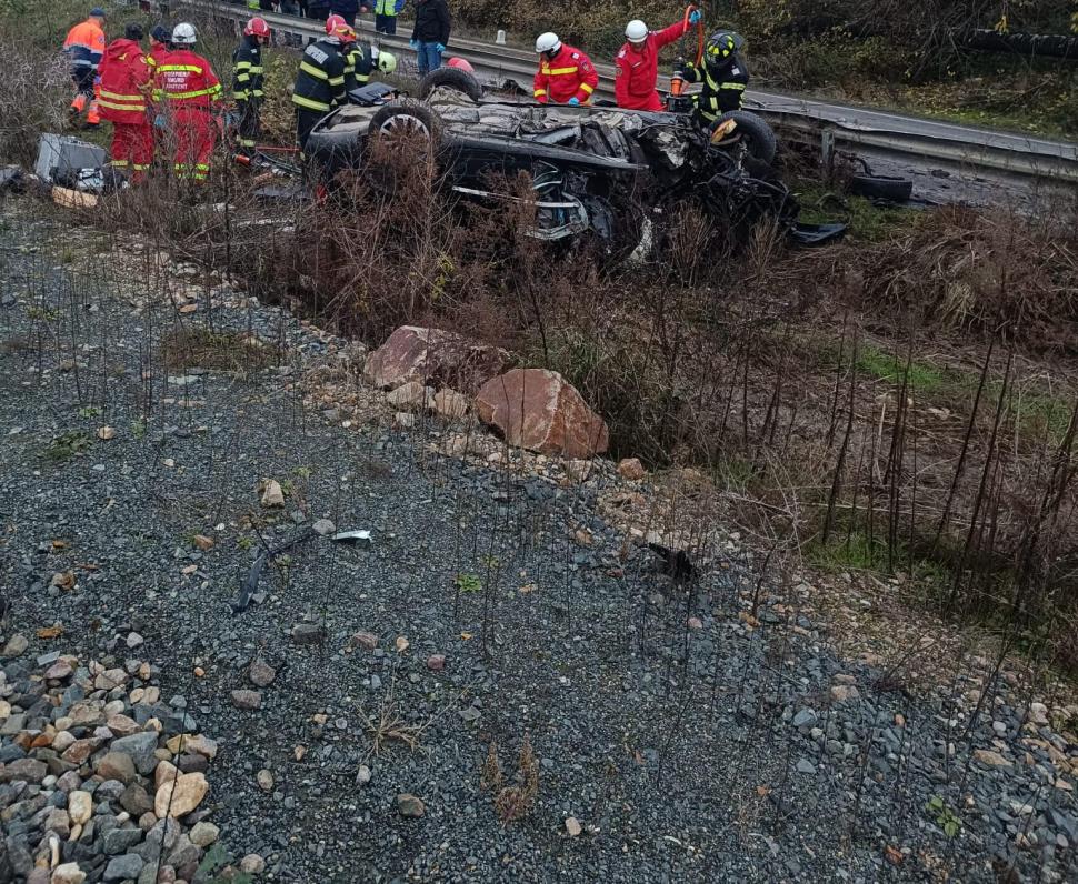 Accident grav pe DN7, în județul Arad. O tânără a murit şi o alta a fost grav rănită după ce un buldoexcavator a căzut de pe trailer direct pe mașina în care se aflau 871297