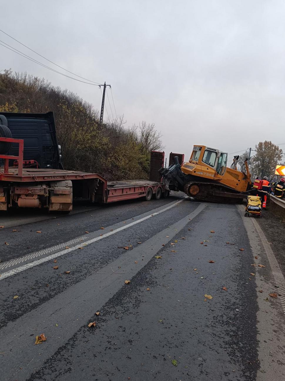 Accident grav pe DN7, în județul Arad. O tânără a murit şi o alta a fost grav rănită după ce un buldoexcavator a căzut de pe trailer direct pe mașina în care se aflau 871298