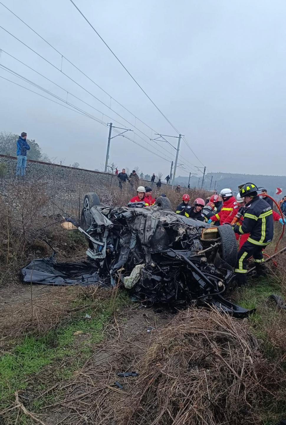 Accident grav pe DN7, în județul Arad. O tânără a murit şi o alta a fost grav rănită după ce un buldoexcavator a căzut de pe trailer direct pe mașina în care se aflau 871299