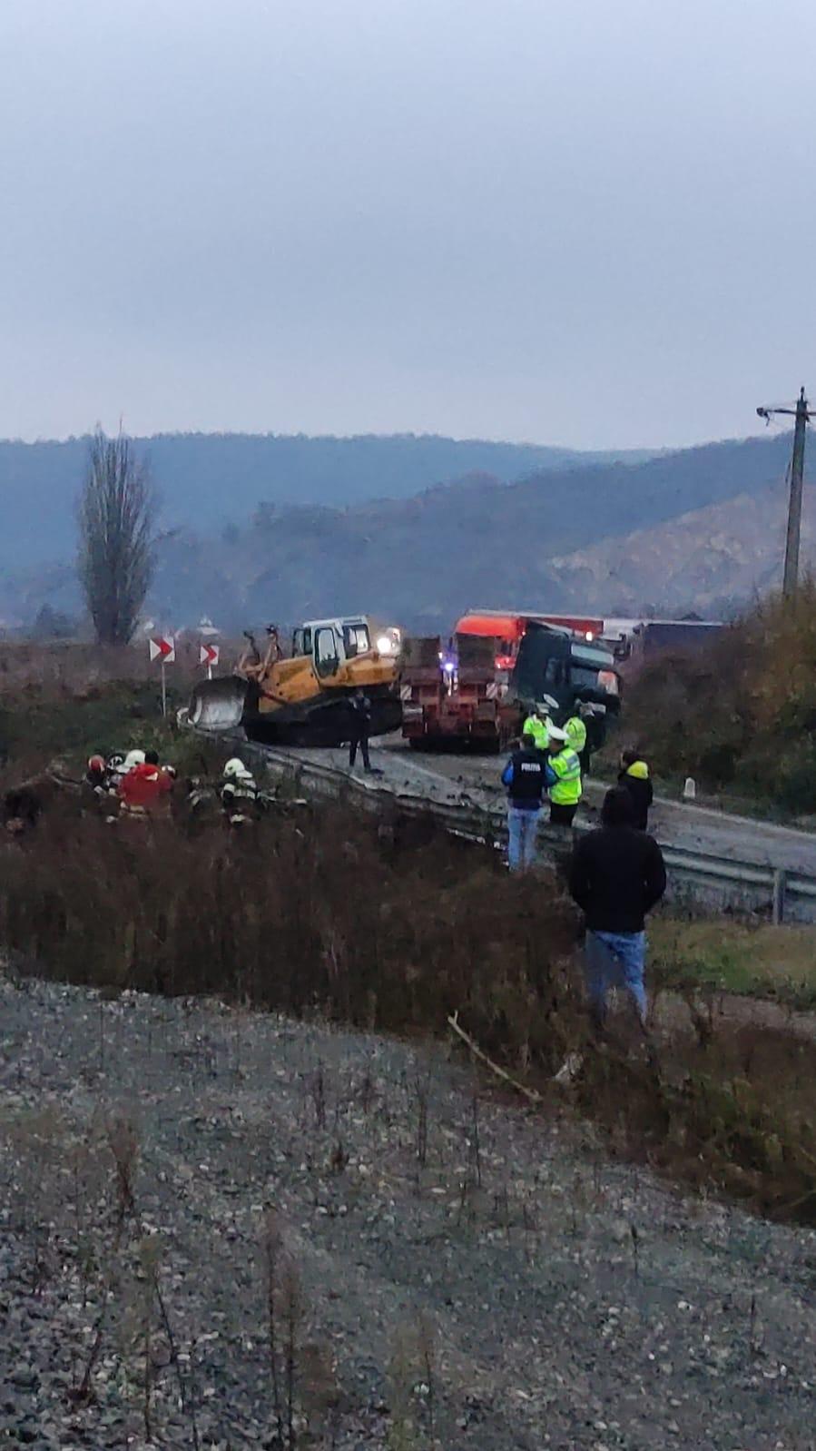 Accident grav pe DN7, în județul Arad. O tânără a murit şi o alta a fost grav rănită după ce un buldoexcavator a căzut de pe trailer direct pe mașina în care se aflau 871300