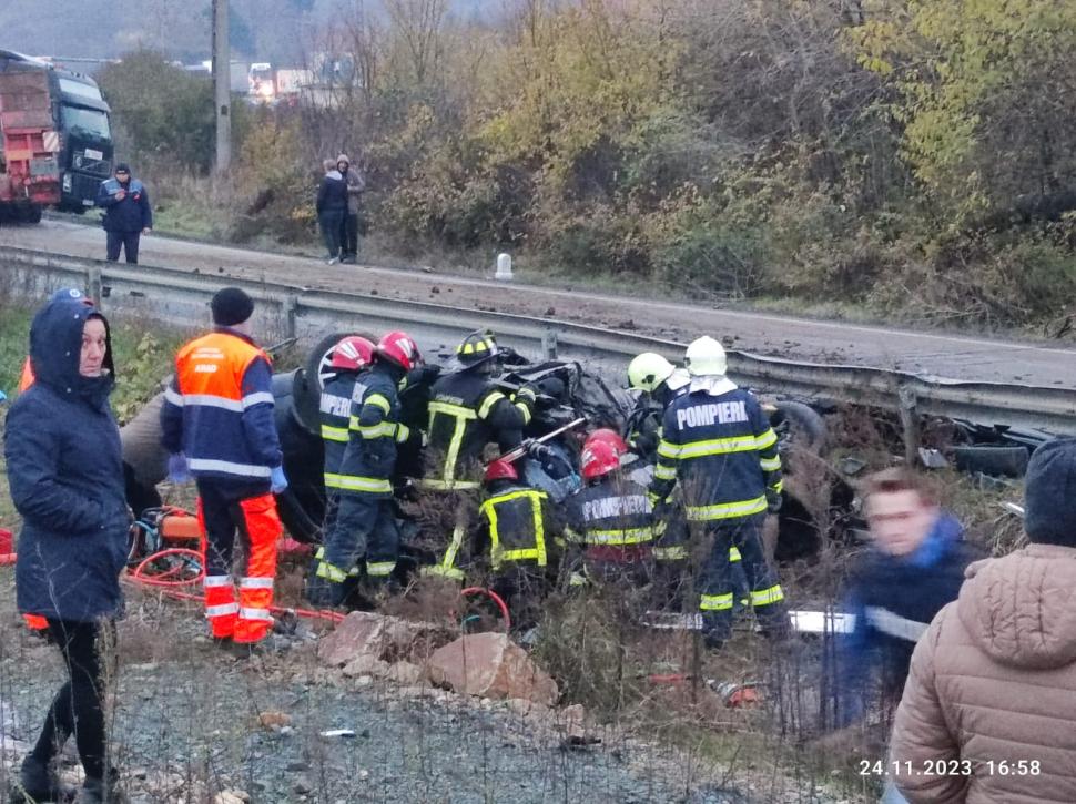 Accident grav pe DN7, în județul Arad. O tânără a murit şi o alta a fost grav rănită după ce un buldoexcavator a căzut de pe trailer direct pe mașina în care se aflau 871301
