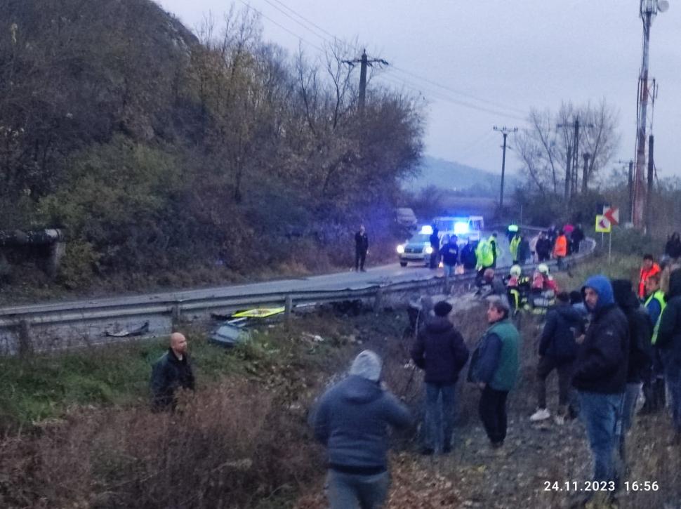 Accident grav pe DN7, în județul Arad. O tânără a murit şi o alta a fost grav rănită după ce un buldoexcavator a căzut de pe trailer direct pe mașina în care se aflau 871303