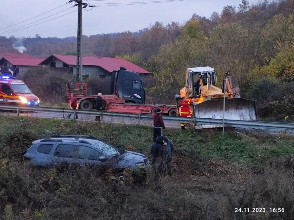 Accident grav pe DN7, în județul Arad. O tânără a murit şi o alta a fost grav rănită după ce un buldoexcavator a căzut de pe trailer direct pe mașina în care se aflau 871304