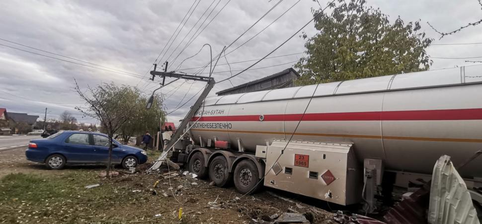 O cisternă din Ucraina a lovit două mașini, a rupt doi stâlpi de electricitate și o conductă de gaz, apoi s-a oprit în curtea unei case, la Iaşi 871248