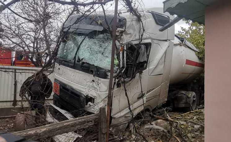 O cisternă din Ucraina a lovit două mașini, a rupt doi stâlpi de electricitate și o conductă de gaz, apoi s-a oprit în curtea unei case, la Iaşi 871250