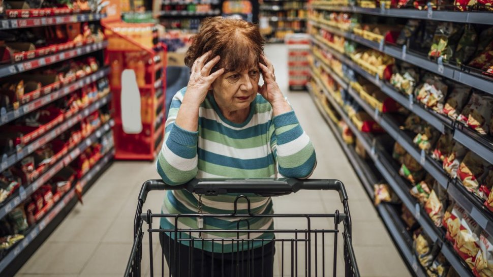 Un nou beneficiu pentru pensionari, atunci când merg la cumpărături | Măsura vizează milioane de români