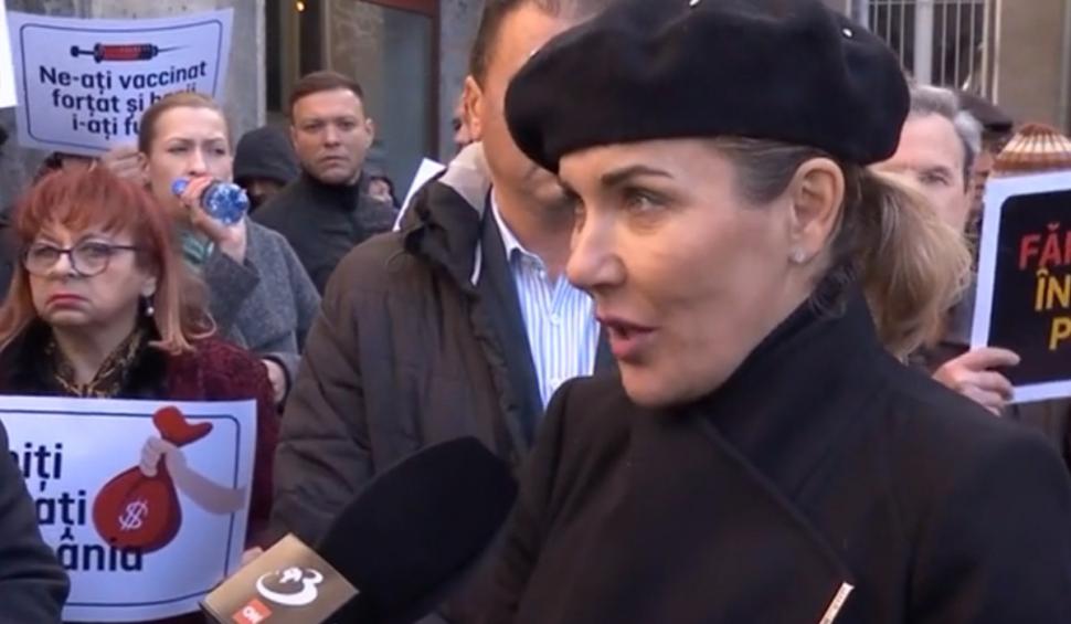 "Ne-aţi băgat bunicii în sacii de gunoi. Nu iertăm şi nu uităm" | Revolta românilor în faţa sediului USR, după scandalul vaccinurilor 871283