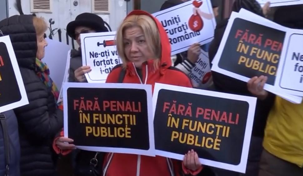 "Ne-aţi băgat bunicii în sacii de gunoi. Nu iertăm şi nu uităm" | Revolta românilor în faţa sediului USR, după scandalul vaccinurilor 871286