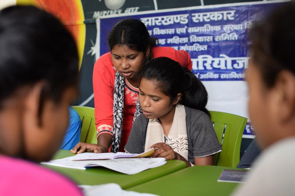 Românii ajută copiii din comunitățile dezavantajate cumpărând haine second-hand 871226