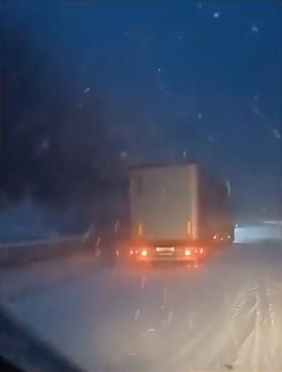 Tiruri blocate în nămeţi, în Pasul Gutâi, Maramureş. Drumarii nu au intervenit cu utilajele de deszăpezire 871115