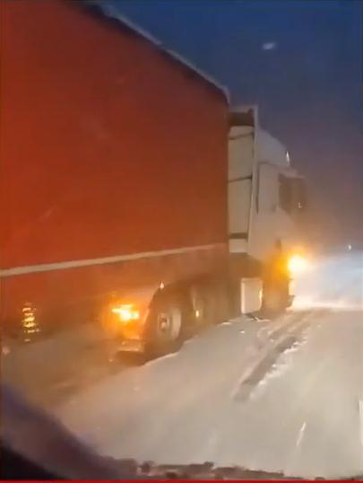 Tiruri blocate în nămeţi, în Pasul Gutâi, Maramureş. Drumarii nu au intervenit cu utilajele de deszăpezire 871116