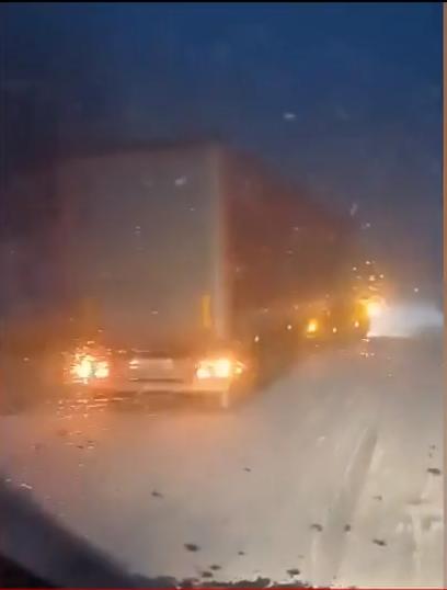 Tiruri blocate în nămeţi, în Pasul Gutâi, Maramureş. Drumarii nu au intervenit cu utilajele de deszăpezire 871117