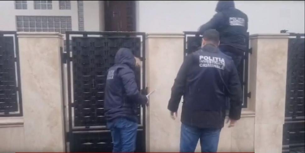 Exces de zel la ridicarea primarului Cherecheş: Unul din poliţişti a sărit gardul, deşi poarta era deschisă 871152
