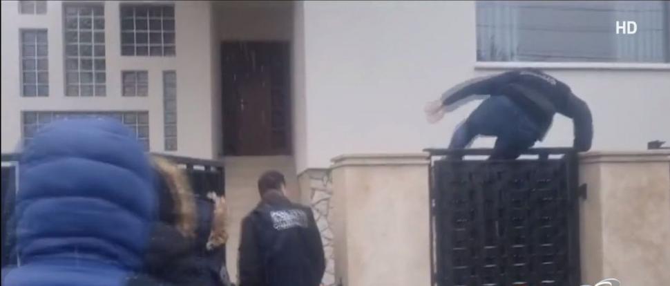 Exces de zel la ridicarea primarului Cherecheş: Unul din poliţişti a sărit gardul, deşi poarta era deschisă 871155