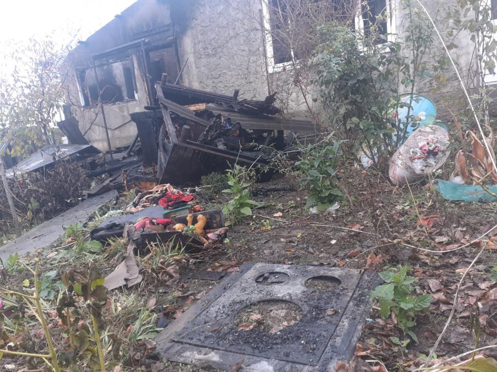 O fetiță de doi ani a ajuns la spital cu arsuri grave, după ce camera în care se juca a fost cuprinsă de flăcări, în Botoșani 871386