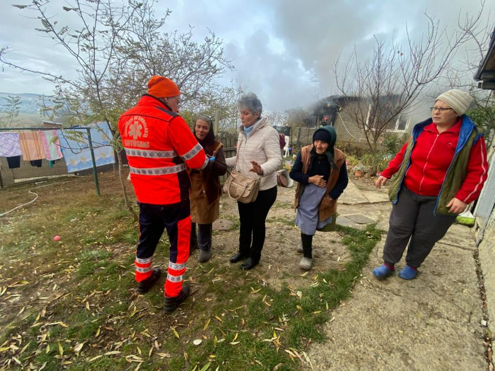 O fetiță de doi ani a ajuns la spital cu arsuri grave, după ce camera în care se juca a fost cuprinsă de flăcări, în Botoșani 871388