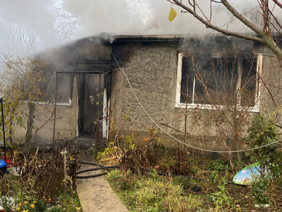 O fetiță de doi ani a ajuns la spital cu arsuri grave, după ce camera în care se juca a fost cuprinsă de flăcări, în Botoșani 871389