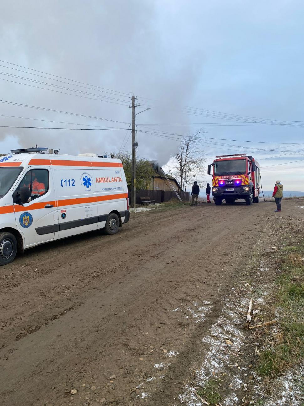 O fetiță de doi ani a ajuns la spital cu arsuri grave, după ce camera în care se juca a fost cuprinsă de flăcări, în Botoșani 871390