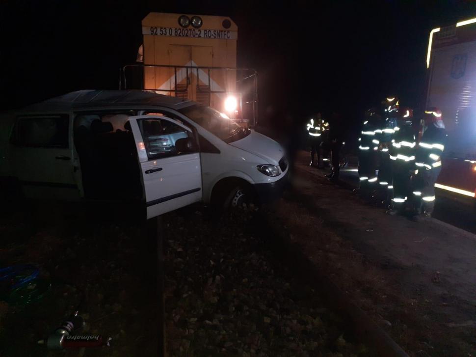Patru persoane rănite grav, după ce un tren a lovit violent o autoutilitară, pe o cale ferată din Rădăuți 871358