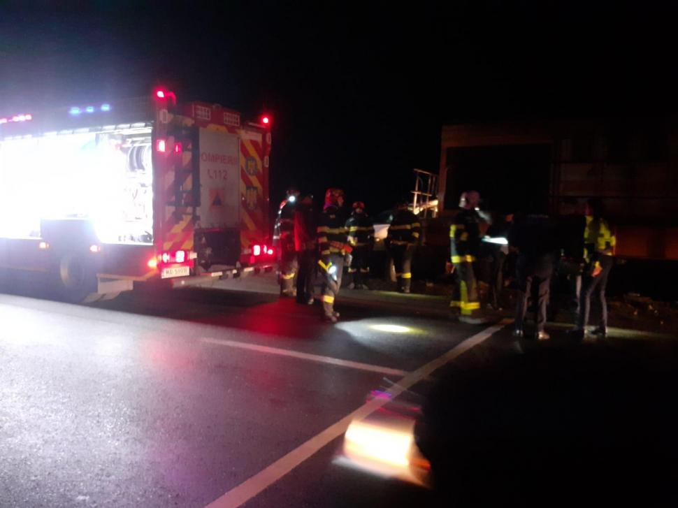 Patru persoane rănite grav, după ce un tren a lovit violent o autoutilitară, pe o cale ferată din Rădăuți 871359