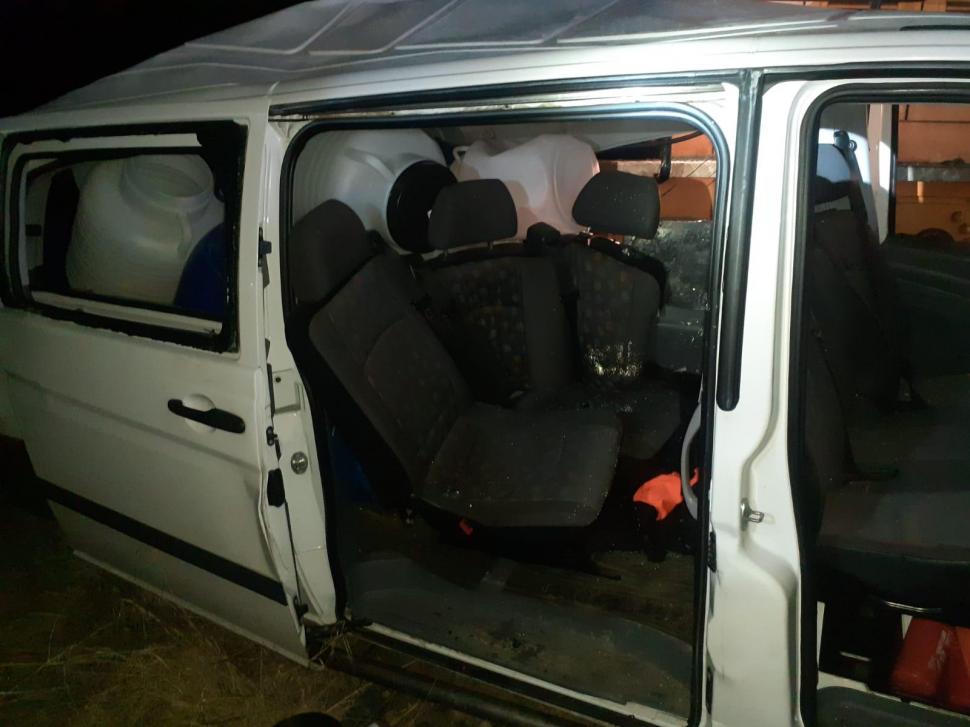 Patru persoane rănite grav, după ce un tren a lovit violent o autoutilitară, pe o cale ferată din Rădăuți 871360