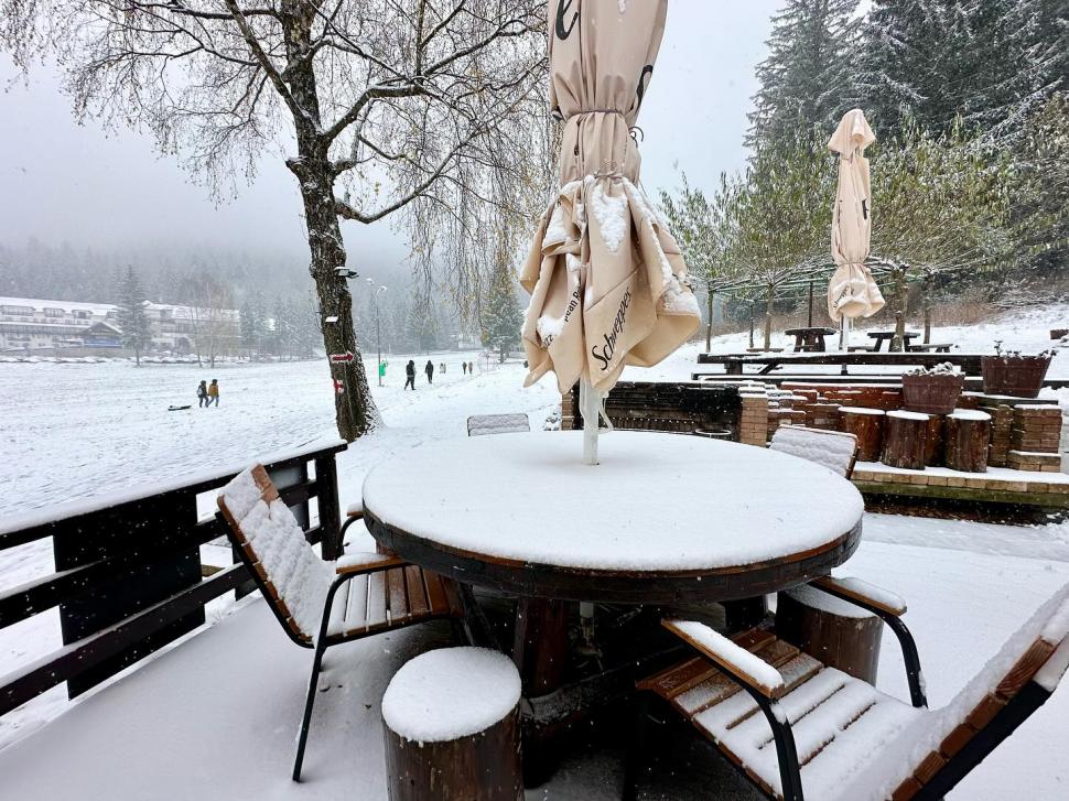 Zăpada îi aduce la munte pe turiști | Imagini spectaculoase din stațiunile montane unde ninge ca-n povești 871415