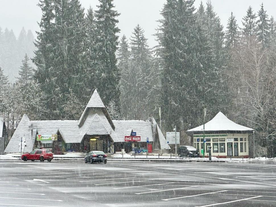 Zăpada îi aduce la munte pe turiști | Imagini spectaculoase din stațiunile montane unde ninge ca-n povești 871416