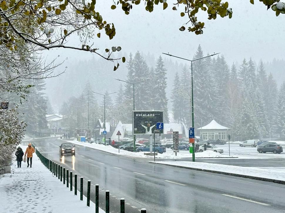 Zăpada îi aduce la munte pe turiști | Imagini spectaculoase din stațiunile montane unde ninge ca-n povești 871418