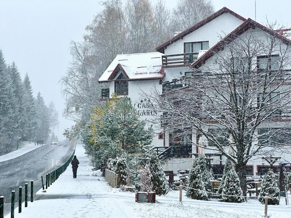 Zăpada îi aduce la munte pe turiști | Imagini spectaculoase din stațiunile montane unde ninge ca-n povești 871419