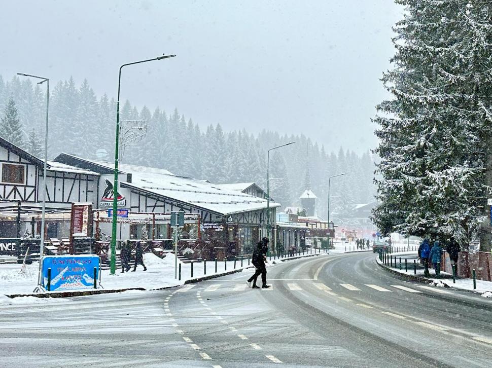Zăpada îi aduce la munte pe turiști | Imagini spectaculoase din stațiunile montane unde ninge ca-n povești 871420