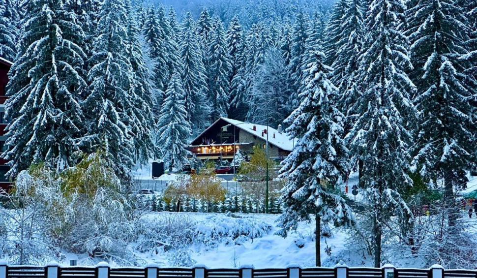 Zăpada îi aduce la munte pe turiști | Imagini spectaculoase din stațiunile montane unde ninge ca-n povești 871421