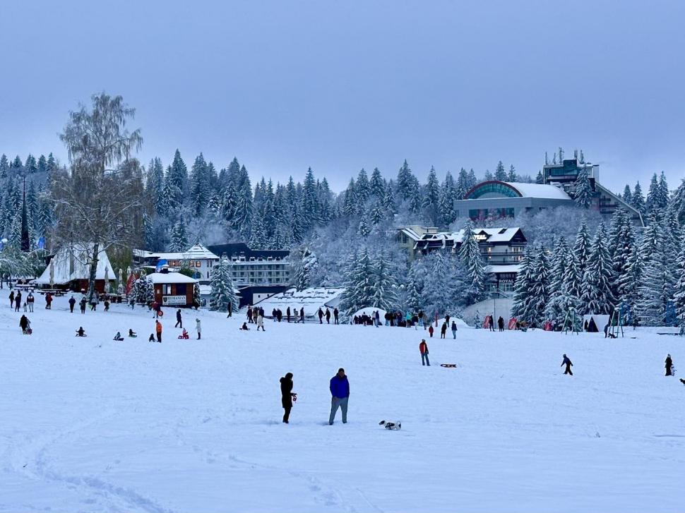 Zăpada îi aduce la munte pe turiști | Imagini spectaculoase din stațiunile montane unde ninge ca-n povești 871423