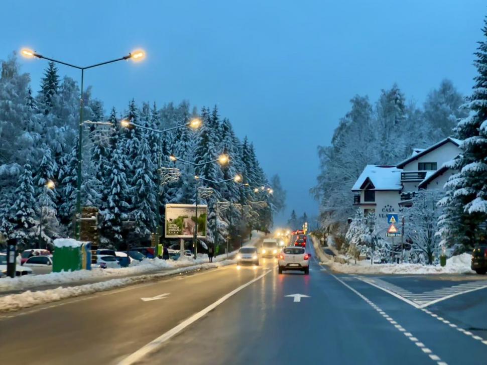 Zăpada îi aduce la munte pe turiști | Imagini spectaculoase din stațiunile montane unde ninge ca-n povești 871424