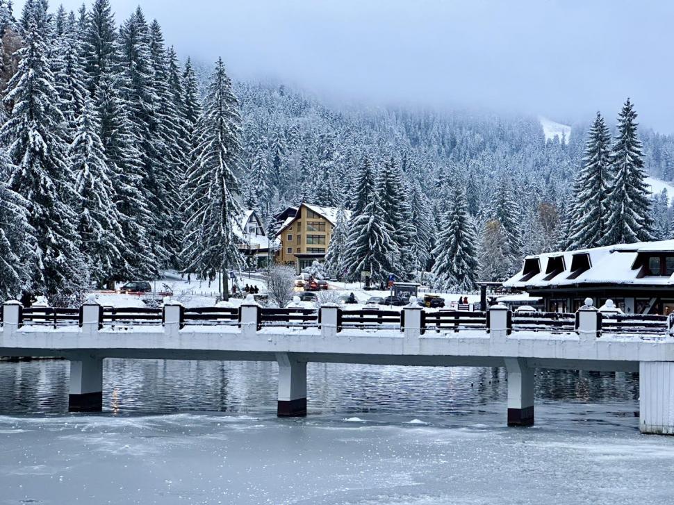 Zăpada îi aduce la munte pe turiști | Imagini spectaculoase din stațiunile montane unde ninge ca-n povești 871425