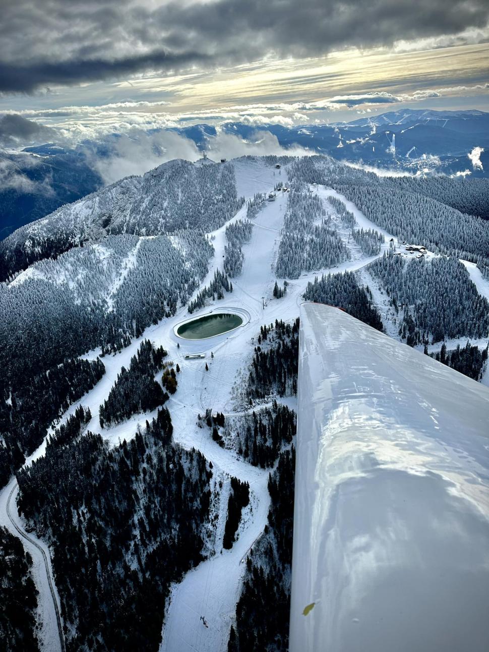 Zăpada îi aduce la munte pe turiști | Imagini spectaculoase din stațiunile montane unde ninge ca-n povești 871428