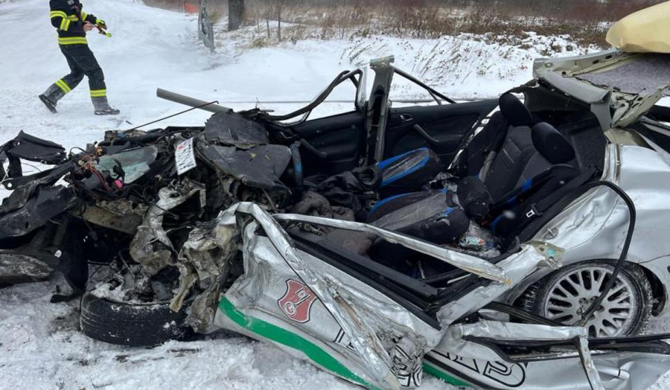 Accident de tren la Poiana Ţapului. O femeie, un bărbat şi un copil au fost descarceraţi de pompieri 871568