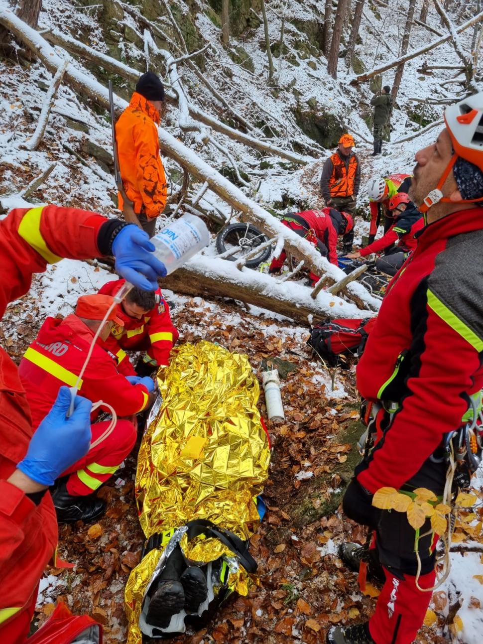 Un bărbat care se afla la vânătoare a căzut de pe o stâncă, între Câlnic și Căpâlna. Intervenție dificilă a salvatorilor 871590